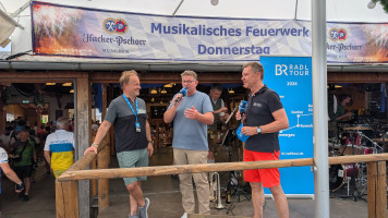 Bürgermeister Uli Proske begrüßt die Gäste