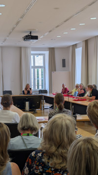 Große Austauschrunde im Sitzungssaal