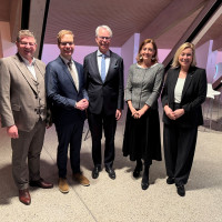 Foto v.l.n.r: Bürgermeister Uli Proske, Dr. Benjamin Lenhart, Dr. Hans-Joachim Heßler (Präsident des bayerischen Verfassungsgerichtshof und des Oberlandesgerichts München und Anne Leiding