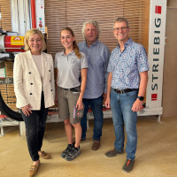 v.l.n.r. Doris Rauscher, MdL, Auszubildende Lucia, Kreishandwerksmeister Johann Schwaiger, Geschäftsführer der Schreinerei Finauer Johann Huber