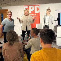 v.l.n.r.: MdL Katja Weitzel, MdL Doris Rauscher, Geschäftsführerin der Stiftung KulturZukunft Bayern Rebecca Zimmermann